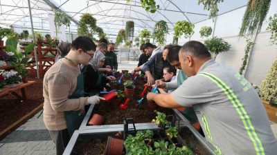 Çayırova Belediyesi Fatma Çelik Engelliler Merkezi’nde eğitim alan özel bireyler,
