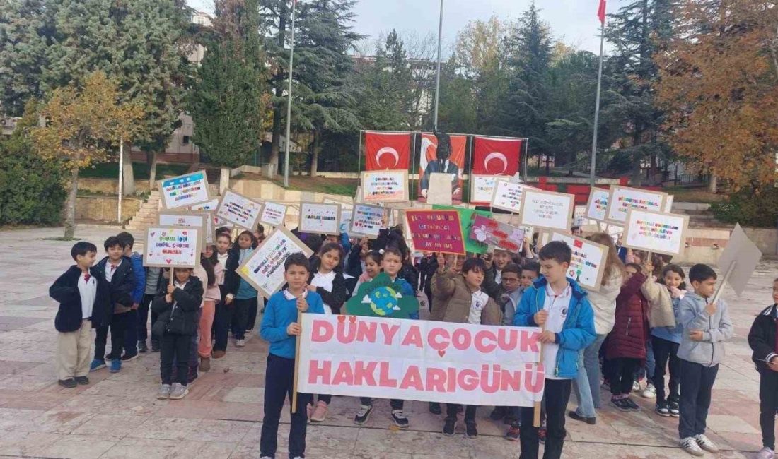 Bilecik’te ilkokul öğrencileri ’Çocuk Hakları Günü’nde hazırladıkları pankartlarla Cumhuriyet Meydanı’na