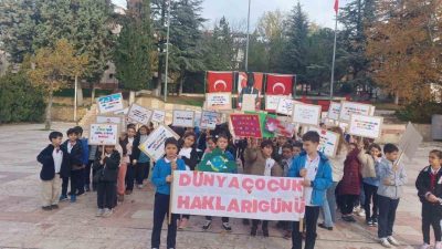 Bilecik’te ilkokul öğrencileri ’Çocuk Hakları Günü’nde hazırladıkları pankartlarla Cumhuriyet Meydanı’na