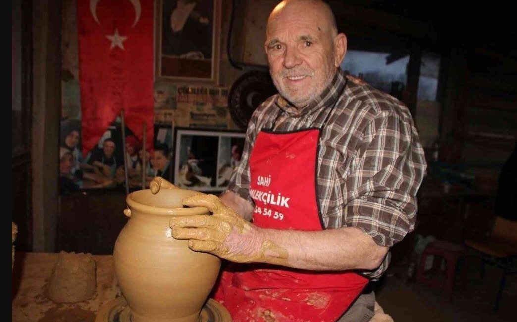 Cumhurbaşkanı Recep Tayyip Erdoğan tarafından ’Yaşayan İnsan Hazineleri’ ödülü verilen Salim Yaşar vefat etti Bilecik’in Pazaryeri ilçesine bağlı Kınık köyünde yaşayan ve 2022 yılında