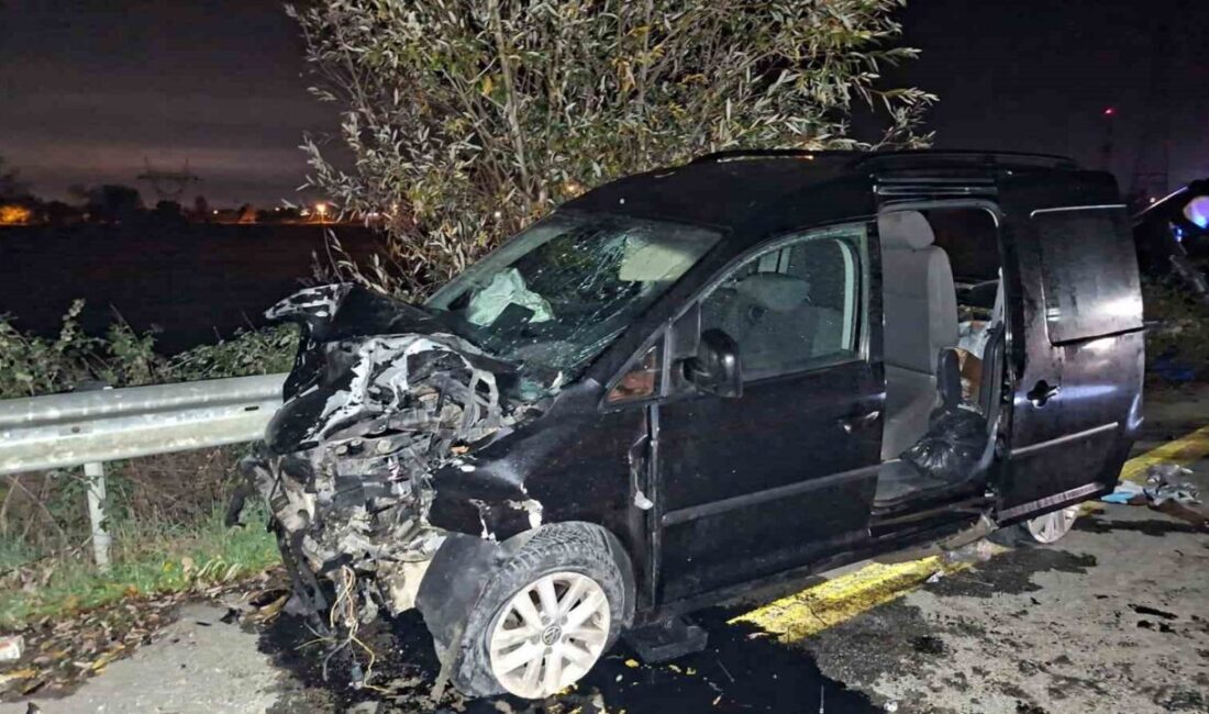 Sakarya’nın Akyazı ilçesinde iki hafif ticari aracın çarpışması neticesinde meydana