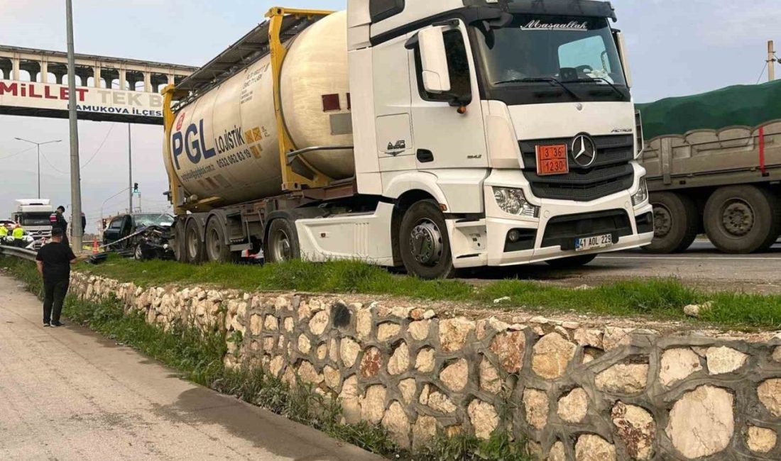 D-650’de park halindeki tıra çarpan otomobil hurdaya döndü: 1’i ağır 3 yaralı Sakarya’nın Pamukova ilçesi D-650 kara yolunda park halindeki tıra çarpan