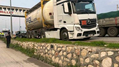 Sakarya’nın Pamukova ilçesi D-650 kara yolunda park halindeki tıra çarpan