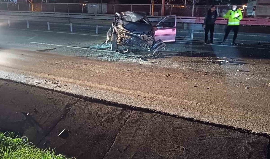Kocaeli D-100 Karayolu’nda sürücüsünün kontrolünden çıkan otomobil, bariyerlere çarptdığı kazada