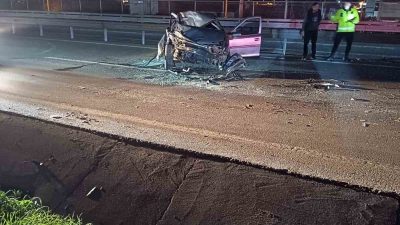 Kocaeli D-100 Karayolu’nda sürücüsünün kontrolünden çıkan otomobil, bariyerlere çarptdığı kazada