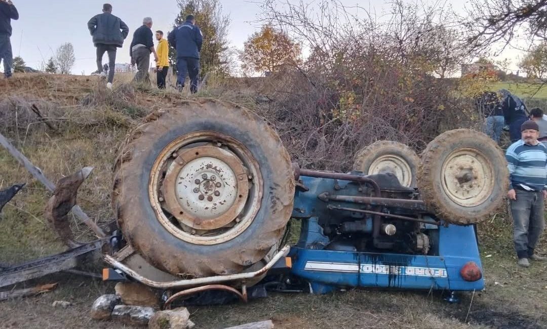 Kastamonu’da tarla sürdüğü sırada şarampole devrilen traktörün altında kalan sürücü