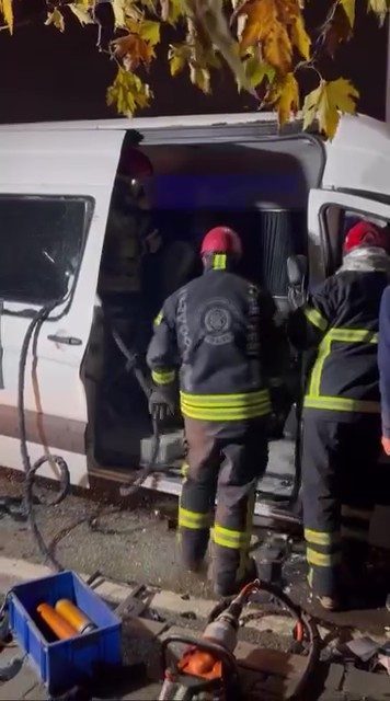 Dilovası’nda tır ile işçi minibüsü çarpıştı: 9 yaralı Kocaeli’nin Dilovası ilçesinde işçileri taşıyan minibüs ile tırın çarpıştığı kazada