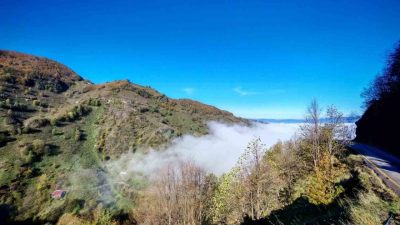 Düzce’de etkili olan yoğun sis, kent genelinde görüş mesafesini düşürdü.