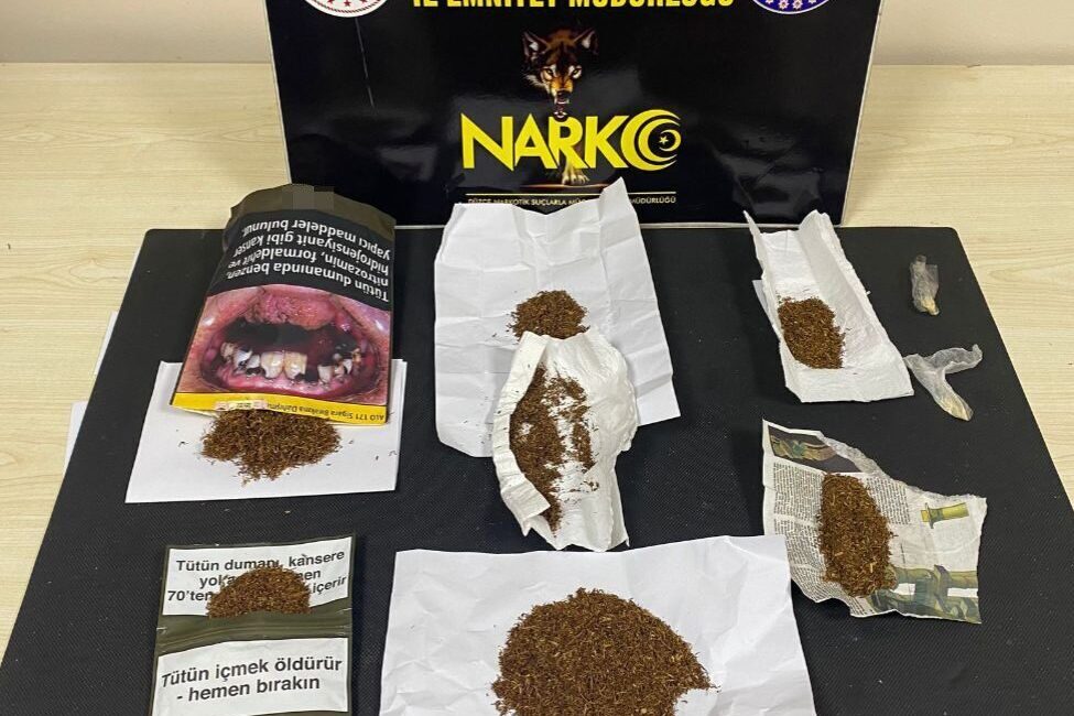 Düzce kent merkezinde uyuşturucu operasyonu DÜZCE(İHA) – Düzce İl Emniyet Müdürlüğü Narkotik Suçlarla Mücadele Şube