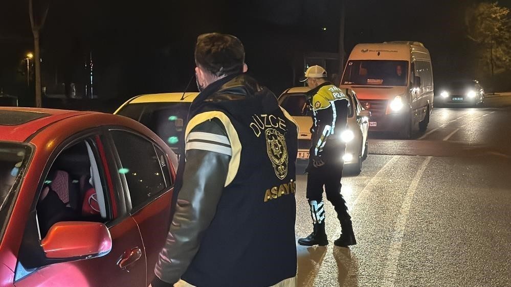 Düzce’de 25 bin kişi sorgulandı 19 kişi tutuklandı Düzce’de son bir haftada yapılan denetimlerde aranan 97 şahıs gözaltına