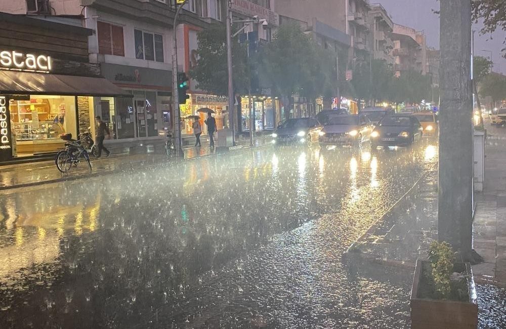 Düzce’de dün akşam saatlerinde başlayan sağanak yağış sonrası en fazla