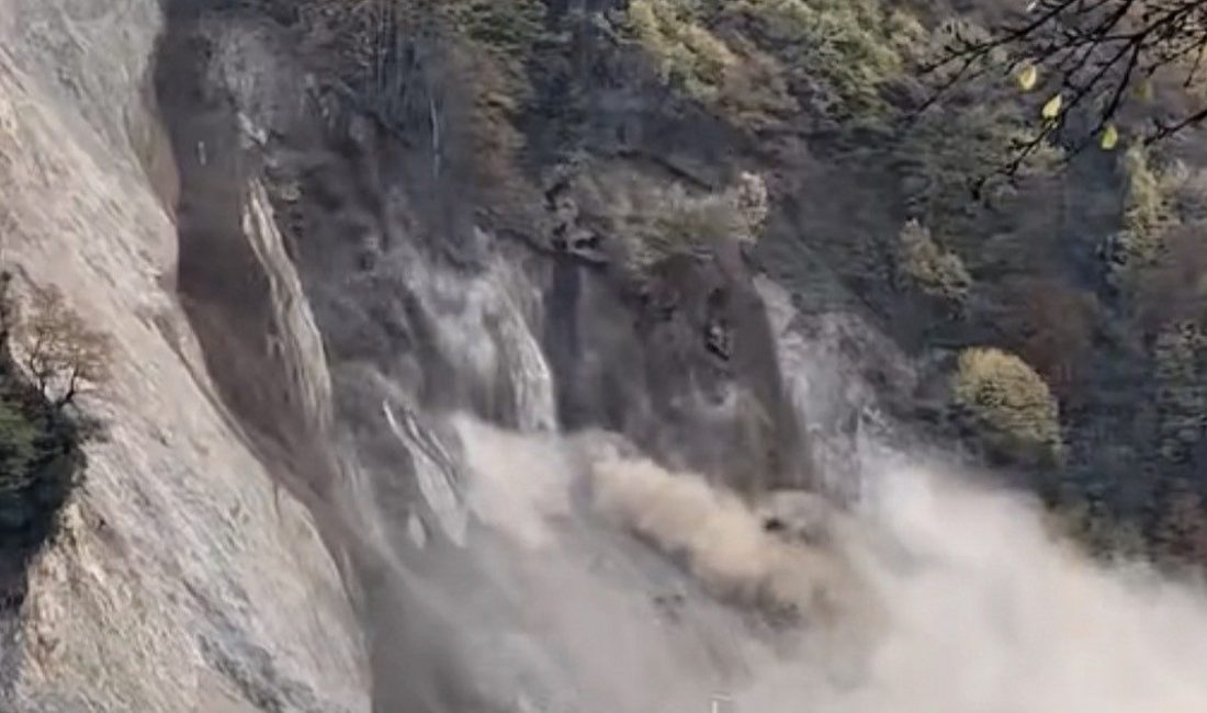 Düzce’nin Beyköy beldesinde meydana gelen heyelan nedeniyle yamaçtan kopan kaya