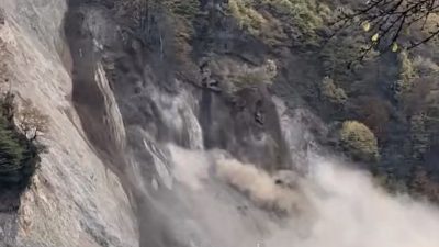 Düzce’nin Beyköy beldesinde meydana gelen heyelan nedeniyle yamaçtan kopan kaya