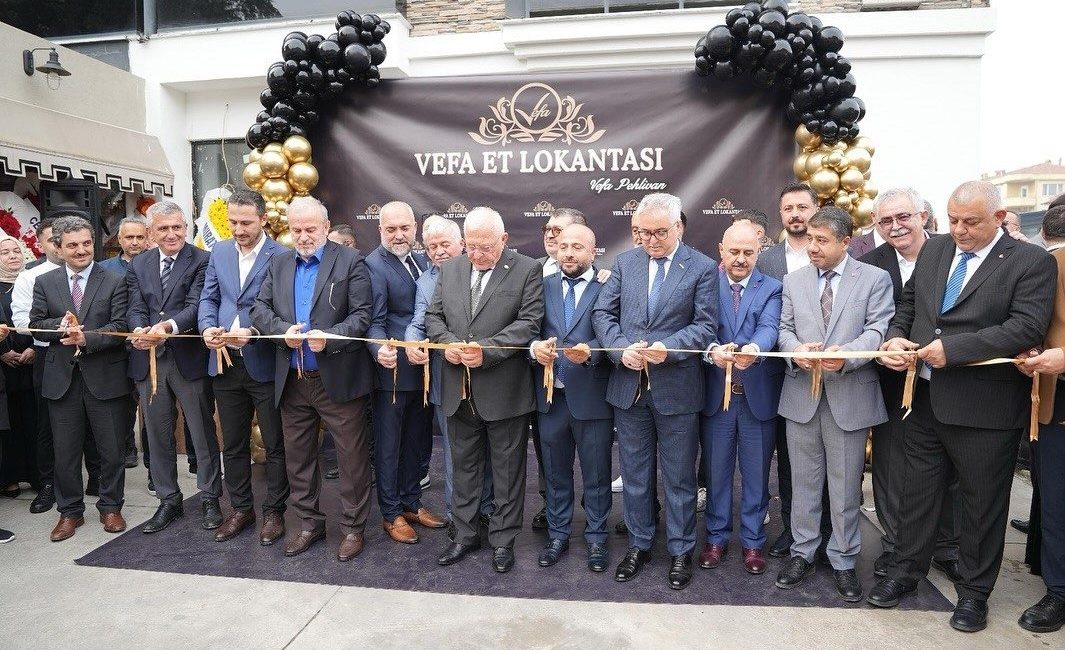 Düzce’de iş ve siyaset dünyası açılışta buluştu DÜZCE(İHA) – Düzce’nin yenilenen lezzet durağı açılışında iş ve siyaset