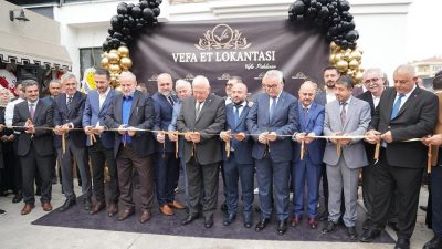 DÜZCE(İHA) – Düzce’nin yenilenen lezzet durağı açılışında iş ve siyaset