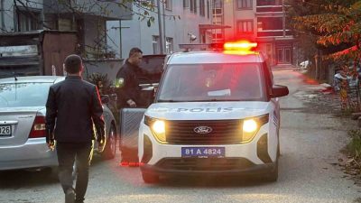 Düzce’de sokak üzerinde unutulan çanta paniğe sebep oldu. Yapılan kontrollerde