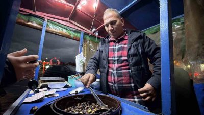 Düzce’nin tescilli “kuzu kestanesi”, sokak tezgahlarındaki yerini aldı. Düzce’nin ormanlarında