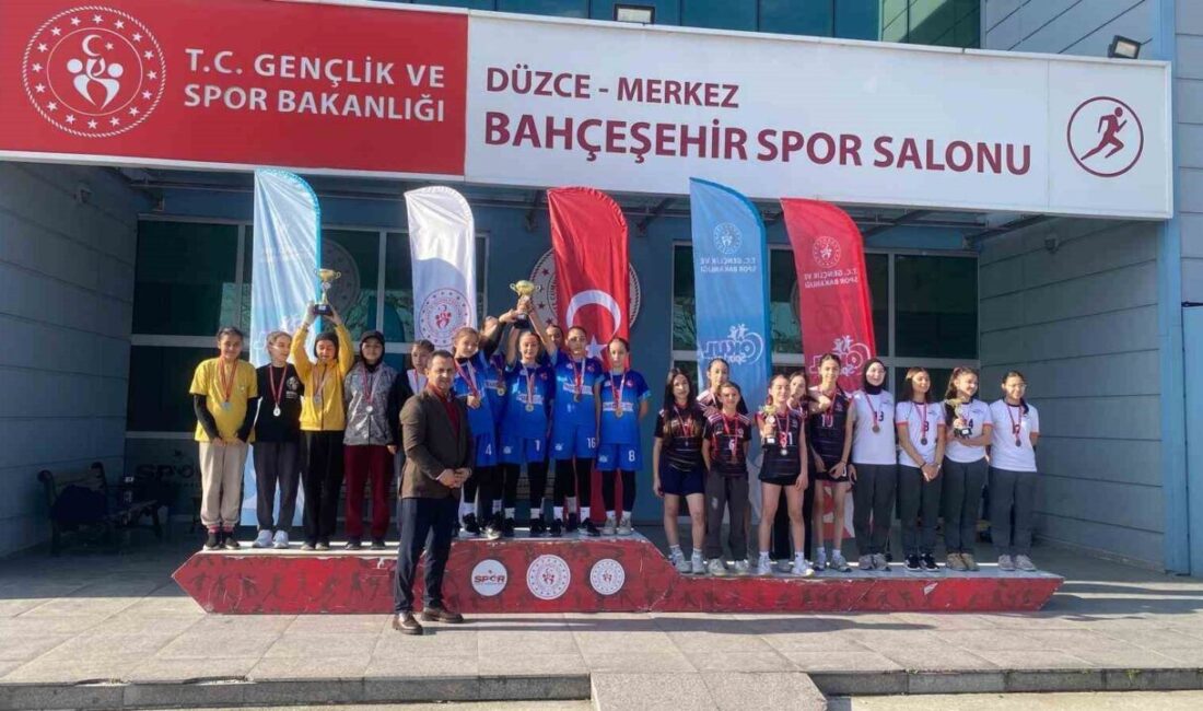 DÜZCE(İHA) – Düzce’de gerçekleştirilen gençler ve yıldızlar kros yarışmasında 75