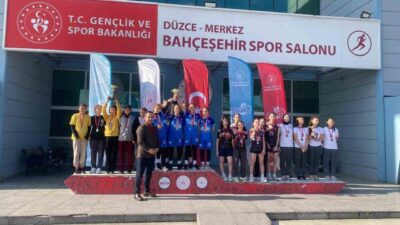 DÜZCE(İHA) – Düzce’de gerçekleştirilen gençler ve yıldızlar kros yarışmasında 75