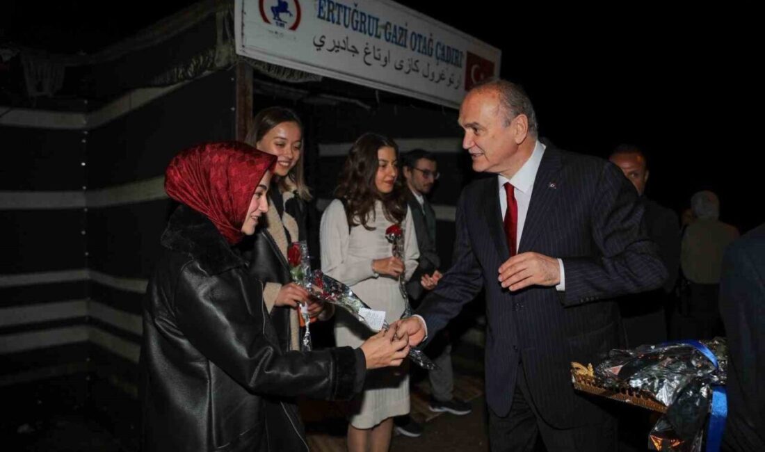 Eğitim camiası düzenlenen programda bir araya geldi Düzce’de eğitim camiası valilik ve belediyenin 24 Kasım Öğretmenler Günü’ne