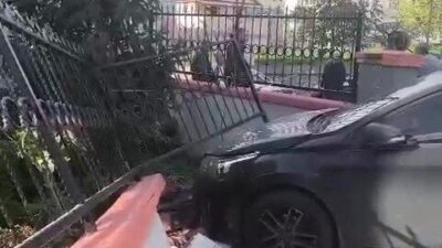 Kocaeli’nin Dilovası ilçesinde freni çekilmeden park edilen otomobil, bir evin