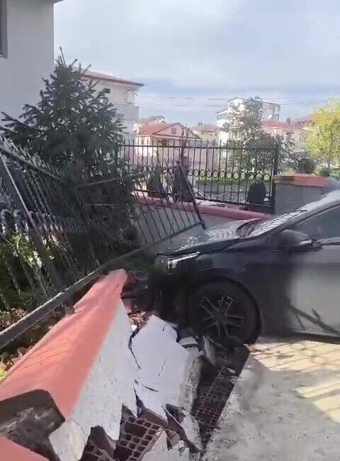 Kocaeli’nin Dilovası ilçesinde freni çekilmeden park edilen otomobil, bir evin