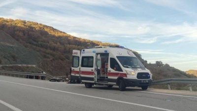 Bilecik’te kontrolden çıkarak elektrik direğine çarpan aracın sürücüsü yaralandı. Kaza;