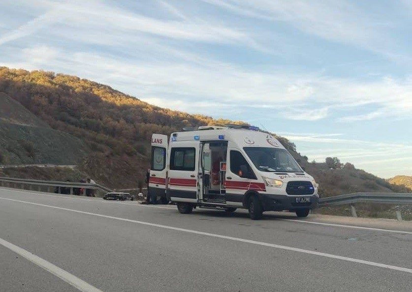 Bilecik’te kontrolden çıkarak elektrik direğine çarpan aracın sürücüsü yaralandı. Kaza;