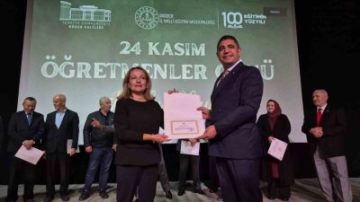 Düzce’de 24 Kasım Öğretmenler Günü dolayısıyla düzenlenen programda emekli olan