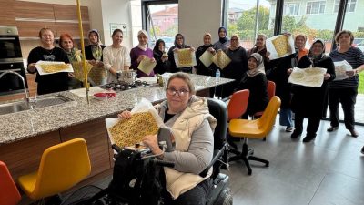 Engelli bireylerin ailelerinden çevre dostu üretim Sakarya Büyükşehir Belediyesi, engelli bireylerin ailelerine yönelik gerçekleştirilen atölyede anneler,
