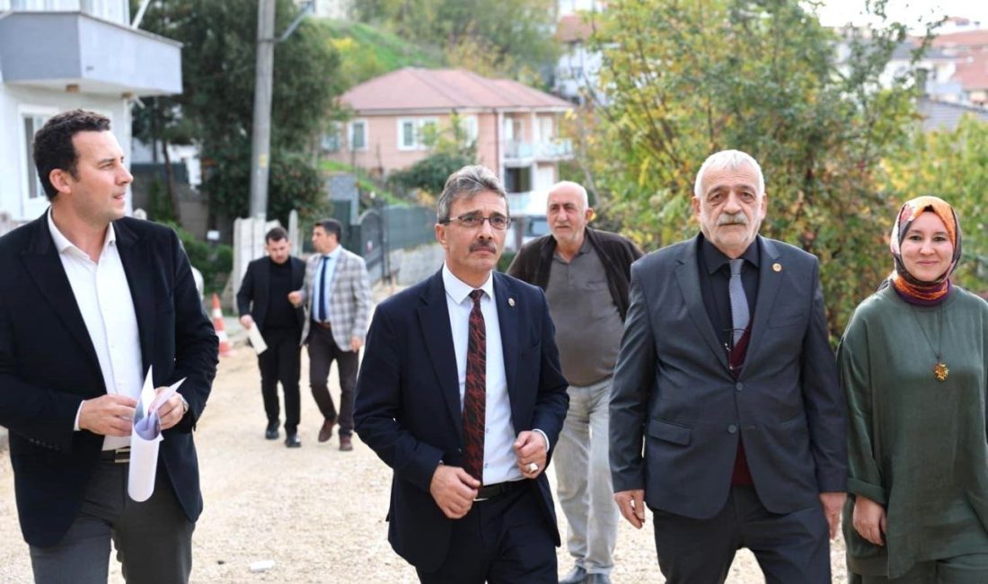 Bağlar Mahallesinde başlayan asfalt çalışmalarını yerinde inceleyen Erenler Belediye Başkanı