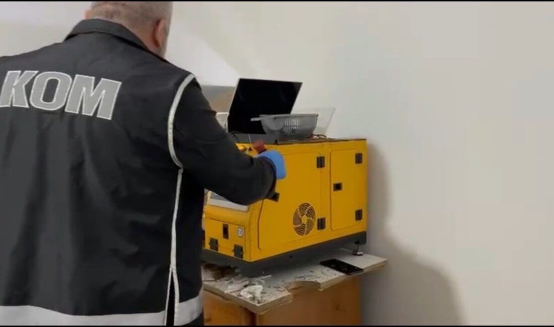 Evin odalarını sigara imalathanesine çevirmişler Kocaeli’de bir daireye baskın yapan ekipler, kaçak sigara imalathanesi ile