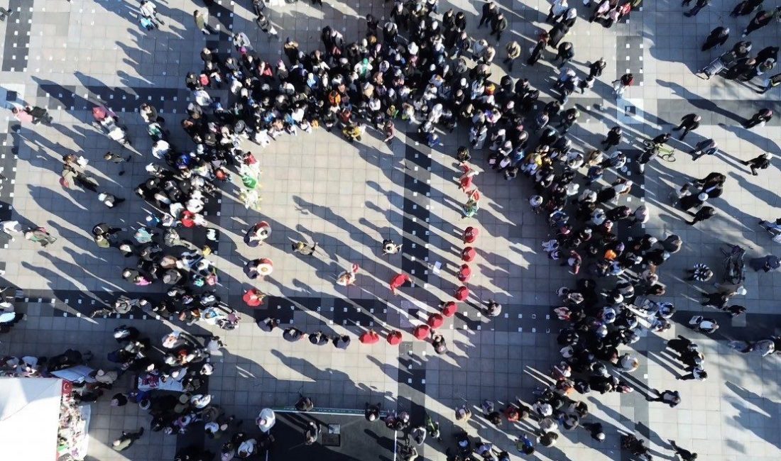 Filistin’e destek etkinliği yoğun ilgi gördü Düzce’de Filistin’e destek etkinliği gerçekleştirildi. Anıtpark meydanın düzenlenen etkinlikten elde