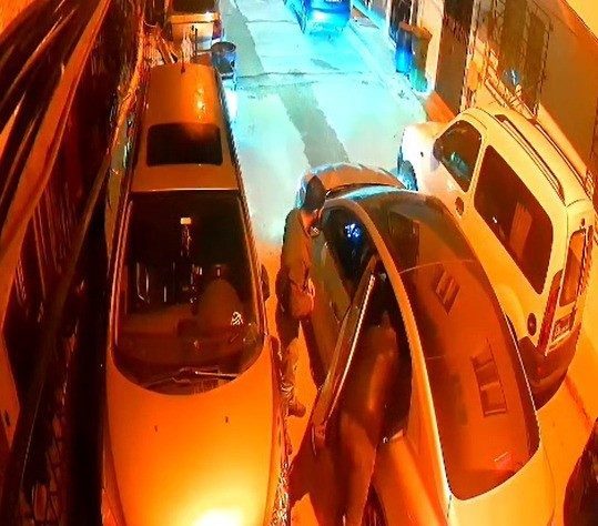 Kocaeli’nin Gebze ilçesinde kimliği belirsiz kişilerin gece yarısı patlattığı havai