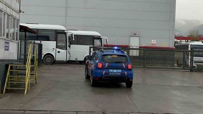 Bolu’da faaliyet gösteren Gezer Terlik Fabrikasında maaşlarını zamanında alamadıkları gerekçesiyle