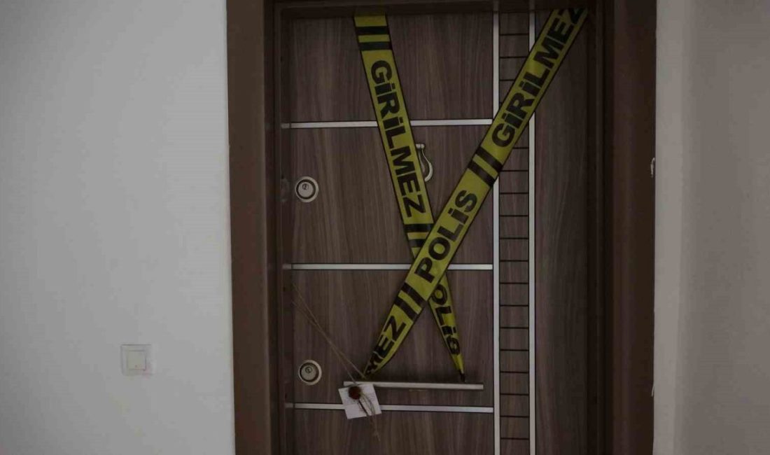 Göreve gelmeyen polis memuru, kendisini kontrol için gelen mesai arkadaşları tarafından ölü bulundu Kocaeli’de göreve gelmeyen mesai arkadaşının evine giden polis ekipleri, korkunç