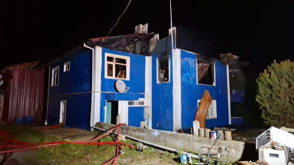 Sakarya’nın Erenler ilçesinde iki katlı evin üst katı alevlere teslim