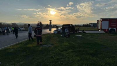 Sakarya’nın Kaynarca ilçesinde iki otomobilin çarpışması neticesinde meydana gelen kazada