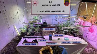 Sakarya’da jandarma ekiplerince uyuşturucu suçlarıyla mücadele çerçevesinde düzenlenen operasyonlarda iki