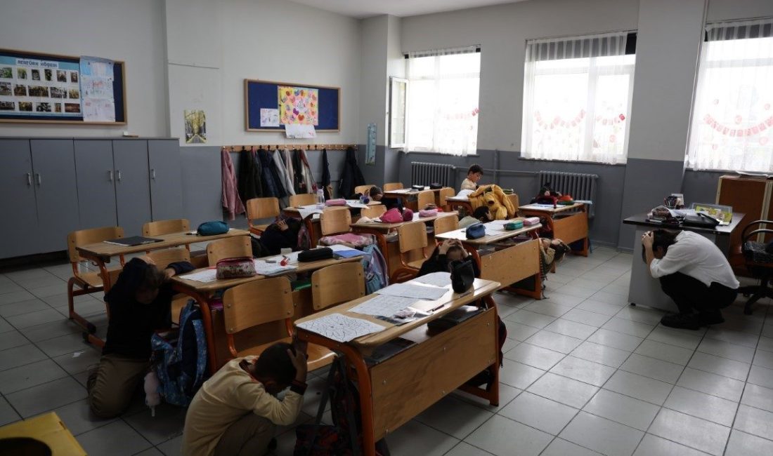 Kartepe’deki iki ilkokulda öğrencilere yönelik afet bilinci eğitimi ve tatbikatı
