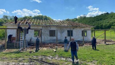 Sakarya’nın Hendek ilçesinde uzun süredir atıl durumda bulunan okul binası,