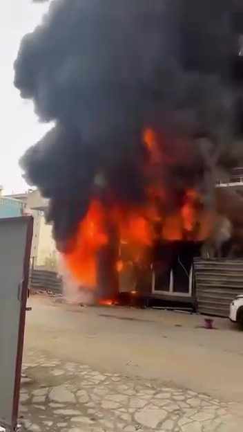 Kocaeli’nin İzmit ilçesinde inşaat alanı önünde bulunan işçi konteyneri alev