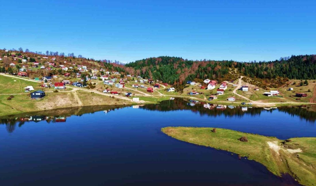 Sakarya’nın Akyazı ilçesinde yer alan Sultanpınar Yaylası, sonbaharın gelişiyle birlikte