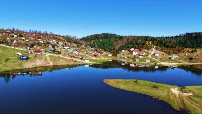 Sakarya’nın Akyazı ilçesinde yer alan Sultanpınar Yaylası, sonbaharın gelişiyle birlikte