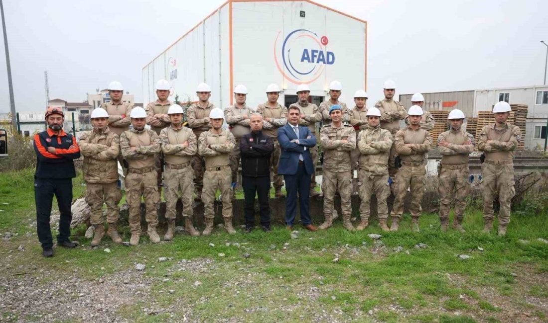 Jandarma komandolar eğitimde DÜZCE(İHA) – Düzce Valisi Selçuk Aslan, eğitim alan Jandarma Asayiş