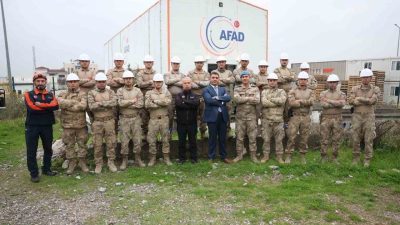 DÜZCE(İHA) – Düzce Valisi Selçuk Aslan, eğitim alan Jandarma Asayiş