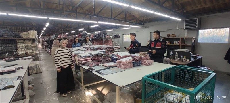 Jandarma’dan kadınlara KADES ile UYUMA anlatıldı Düzce’de kadınlara jandarma ekipleri tarafından Kadın Acil Destek Uygulaması KADES
