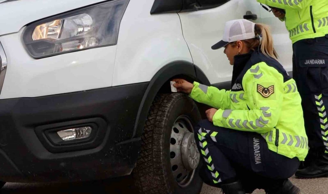 Bolu İl Jandarma Komutanlığı’na bağlı trafik timleri tarafından kış lastiği