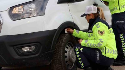 Bolu İl Jandarma Komutanlığı’na bağlı trafik timleri tarafından kış lastiği