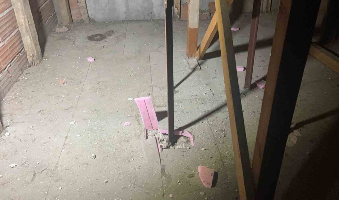 Kabus gibi gece: Yıldırım 4 katlı binanın çatısına düştü, mahalleli sokağa döküldü Sakarya’nın Pamukova ilçesinde gece yarısı düşen yıldırım, dört katlı bir